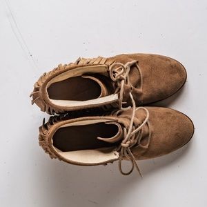 Lace up wedge moccasin with fringe.